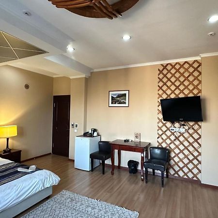 Tian-Shan Hotel Biskek Kültér fotó