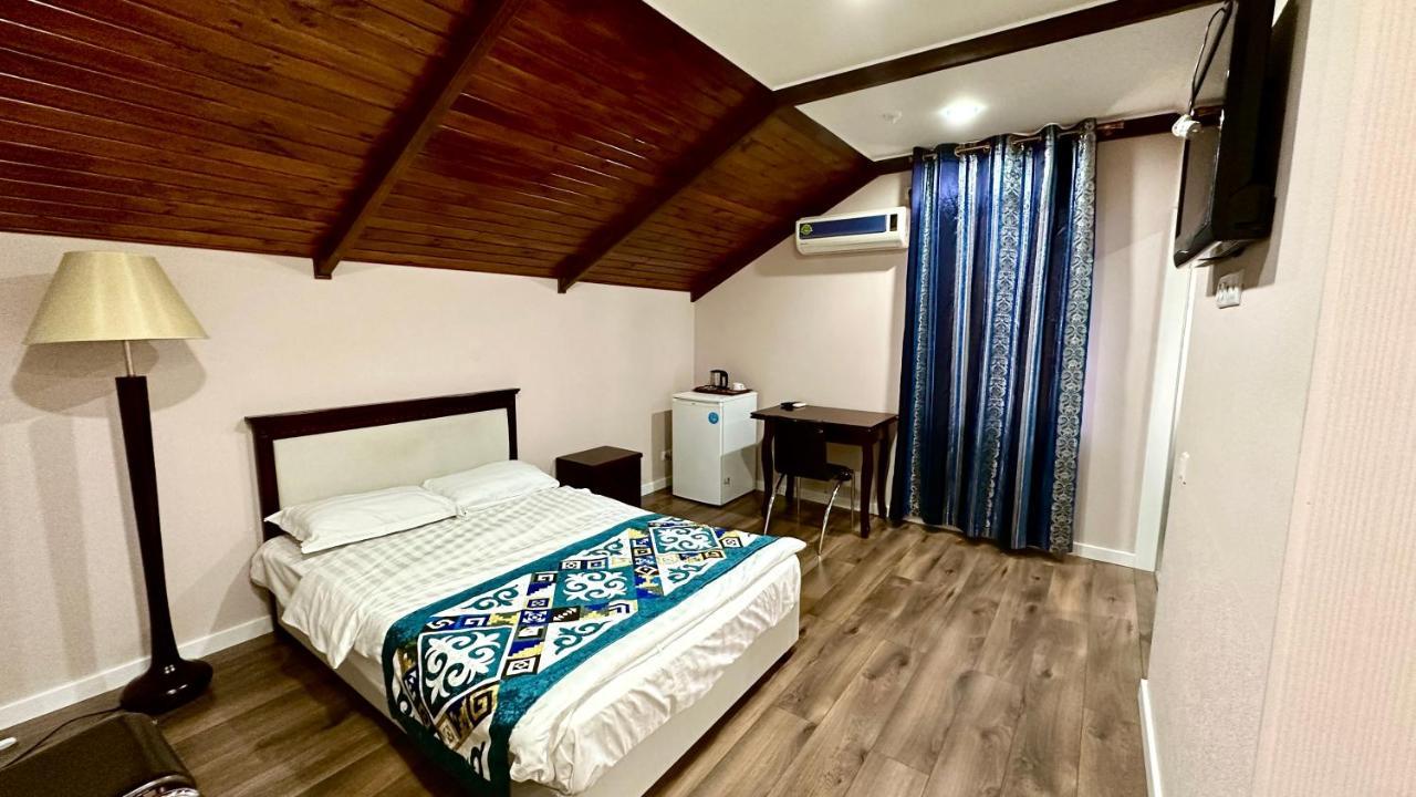 Tian-Shan Hotel Biskek Kültér fotó