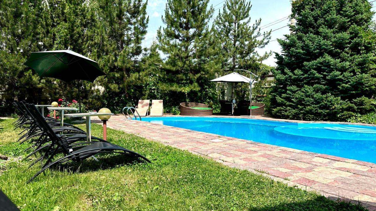 Tian-Shan Hotel Biskek Kültér fotó