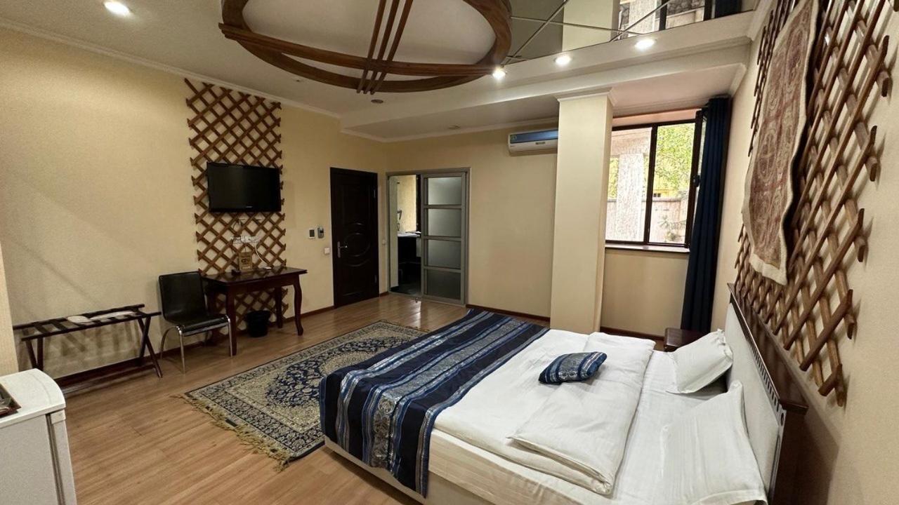 Tian-Shan Hotel Biskek Kültér fotó