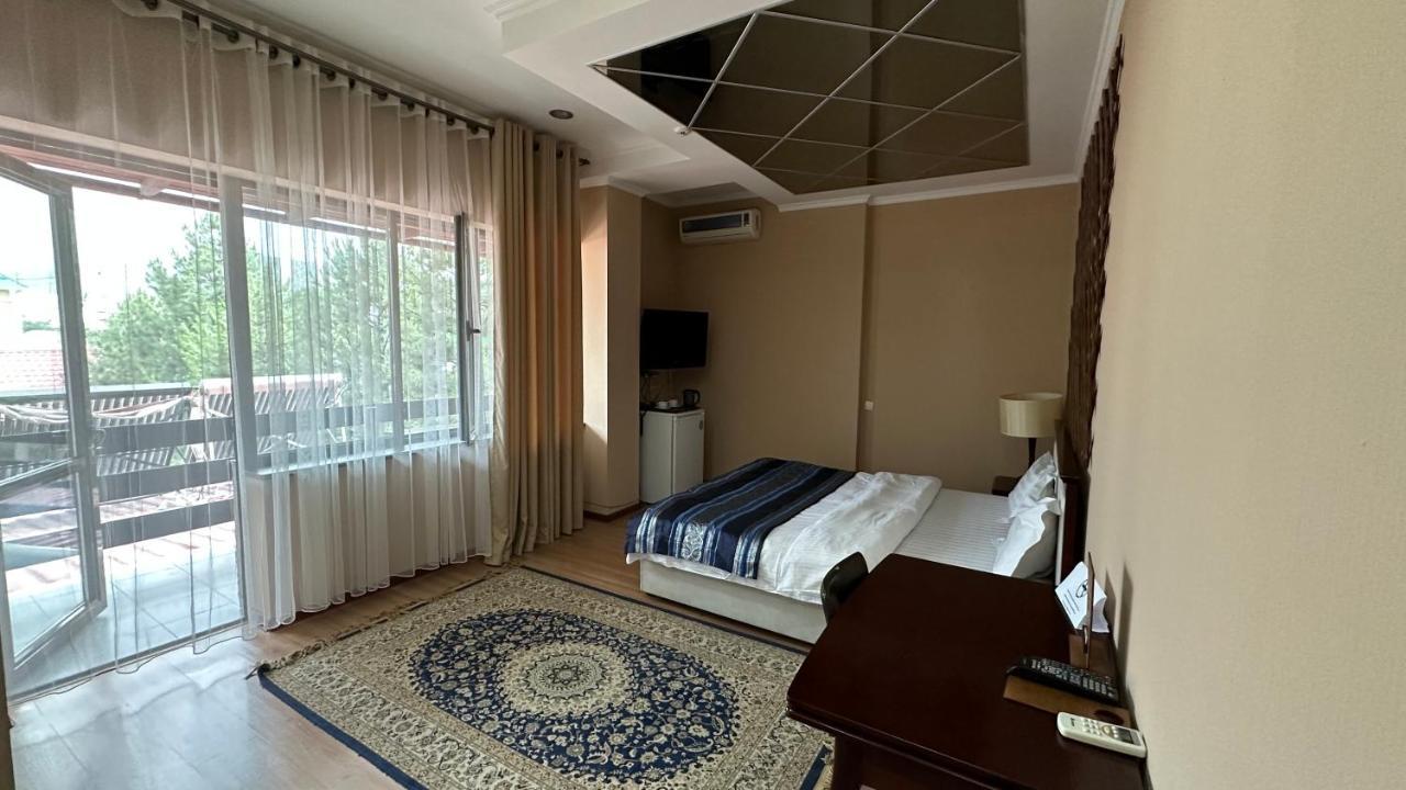 Tian-Shan Hotel Biskek Kültér fotó