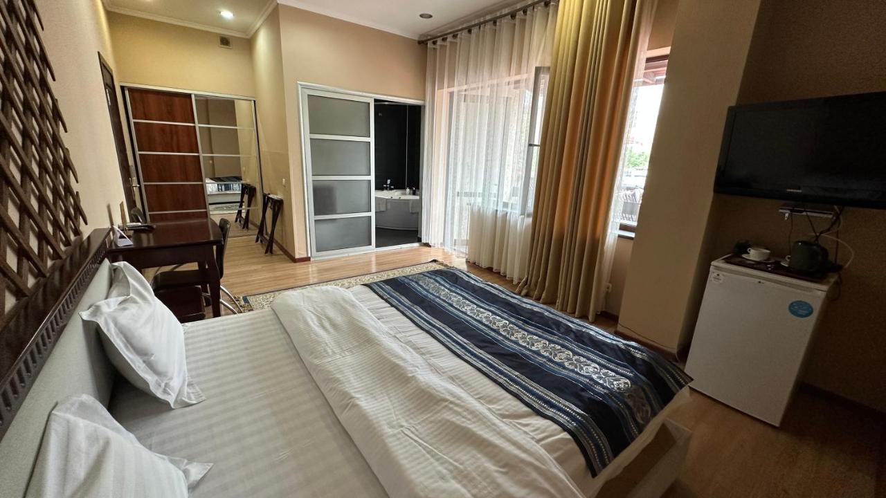 Tian-Shan Hotel Biskek Kültér fotó