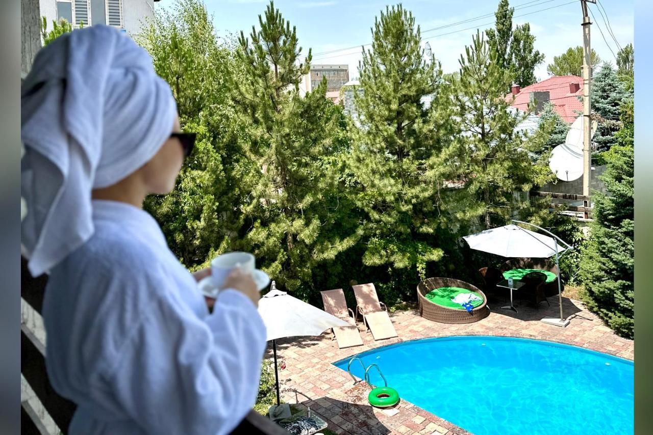 Tian-Shan Hotel Biskek Kültér fotó