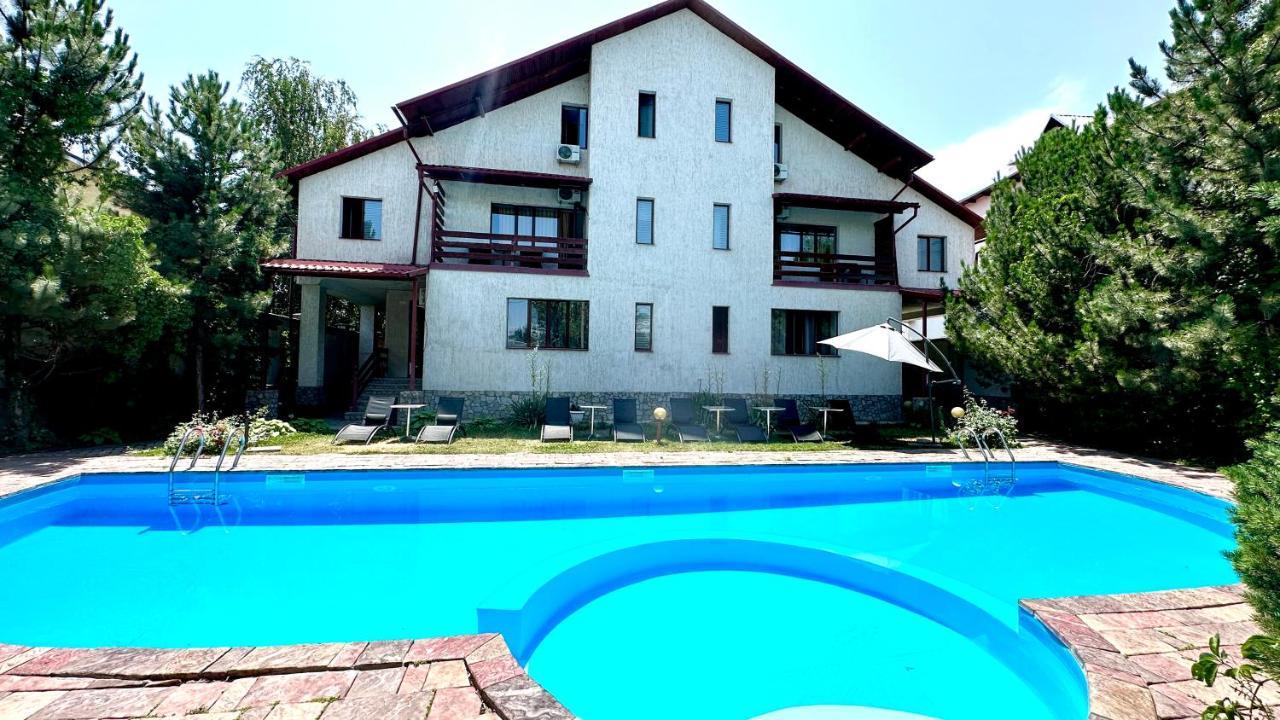 Tian-Shan Hotel Biskek Kültér fotó