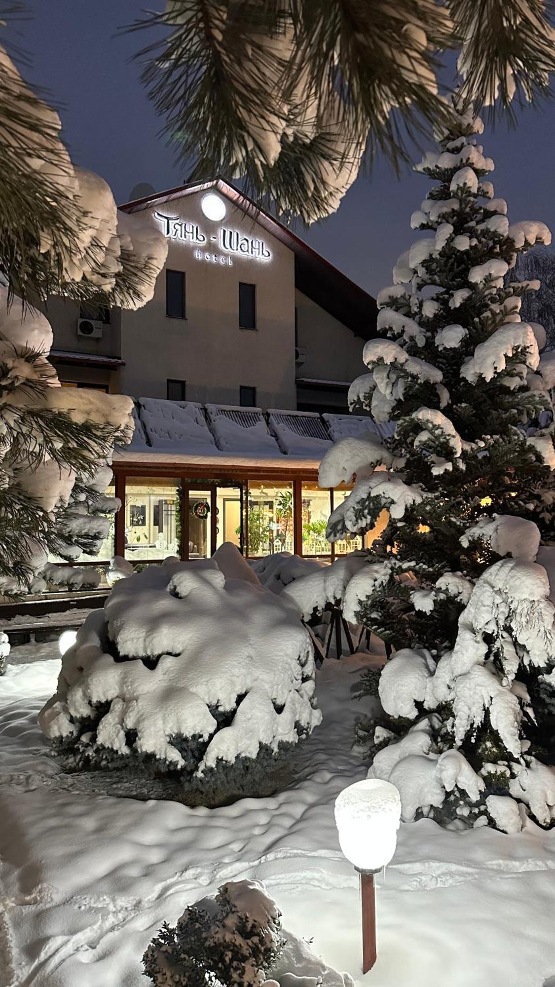 Tian-Shan Hotel Biskek Kültér fotó