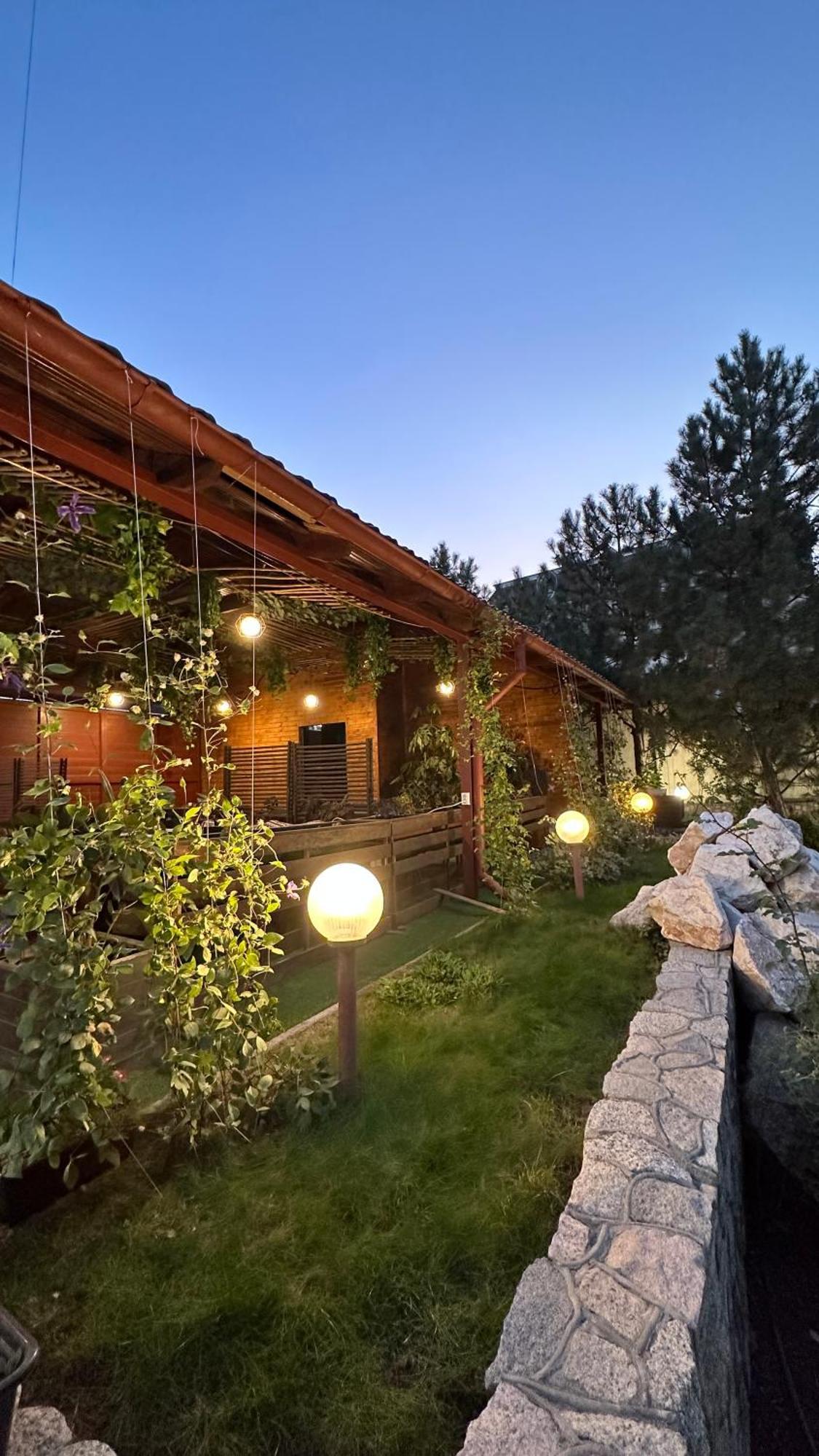 Tian-Shan Hotel Biskek Kültér fotó