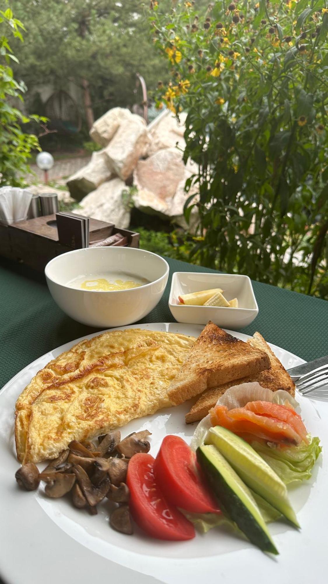 Tian-Shan Hotel Biskek Kültér fotó