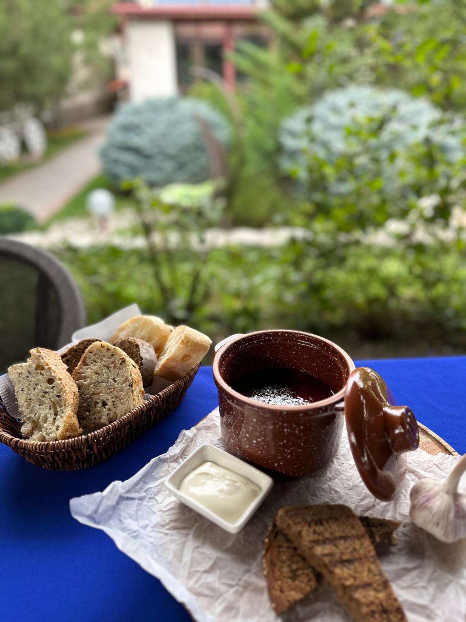 Tian-Shan Hotel Biskek Kültér fotó