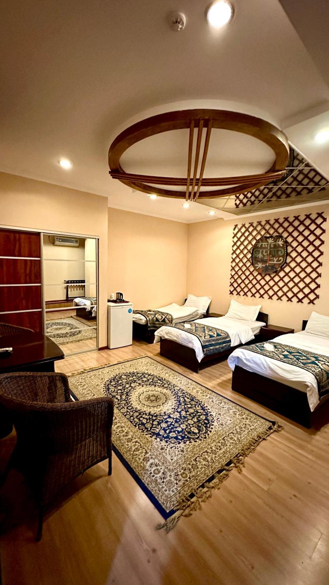 Tian-Shan Hotel Biskek Kültér fotó