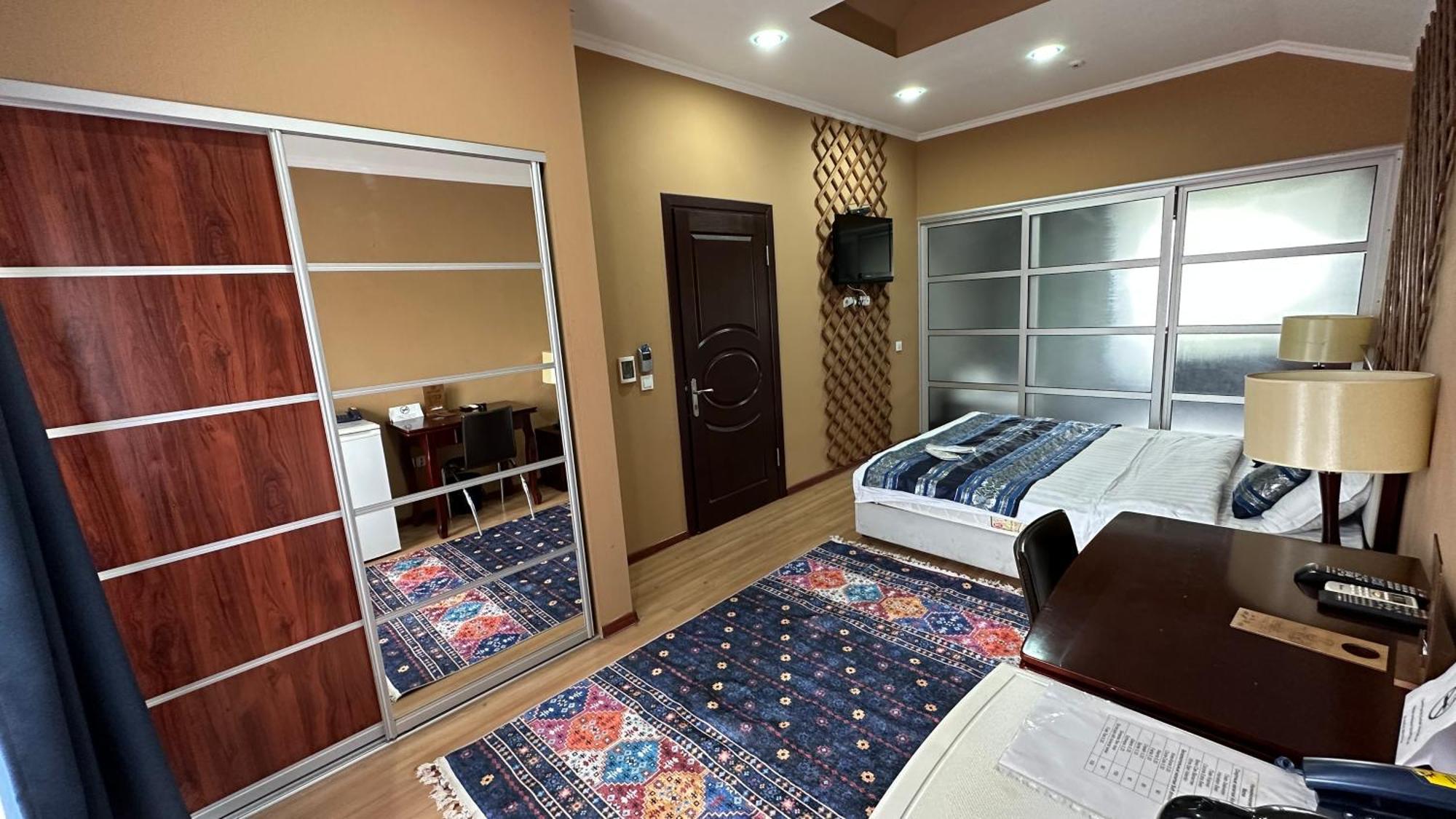 Tian-Shan Hotel Biskek Kültér fotó