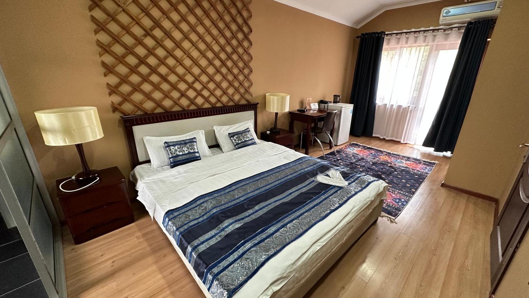 Tian-Shan Hotel Biskek Kültér fotó