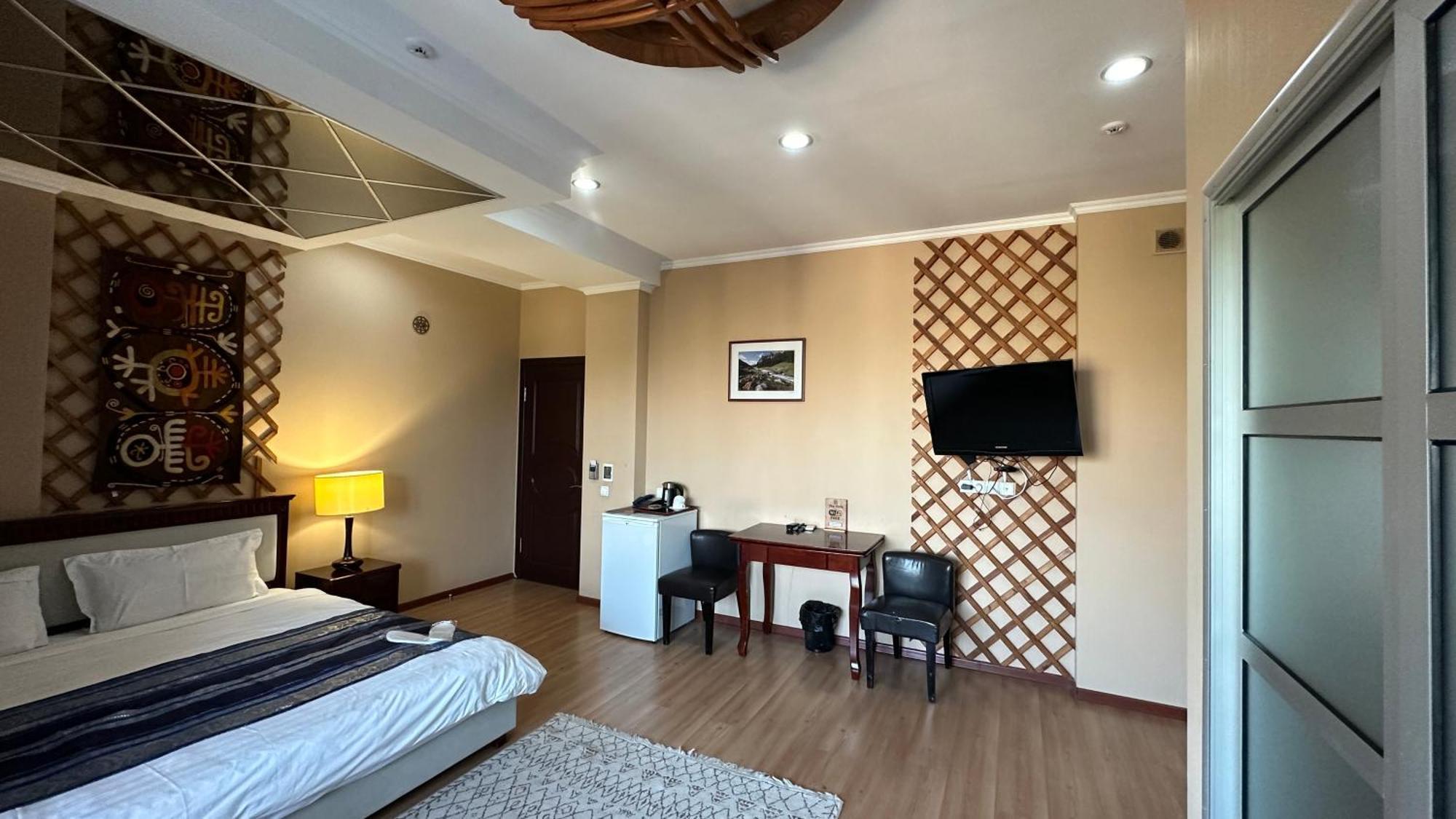 Tian-Shan Hotel Biskek Kültér fotó