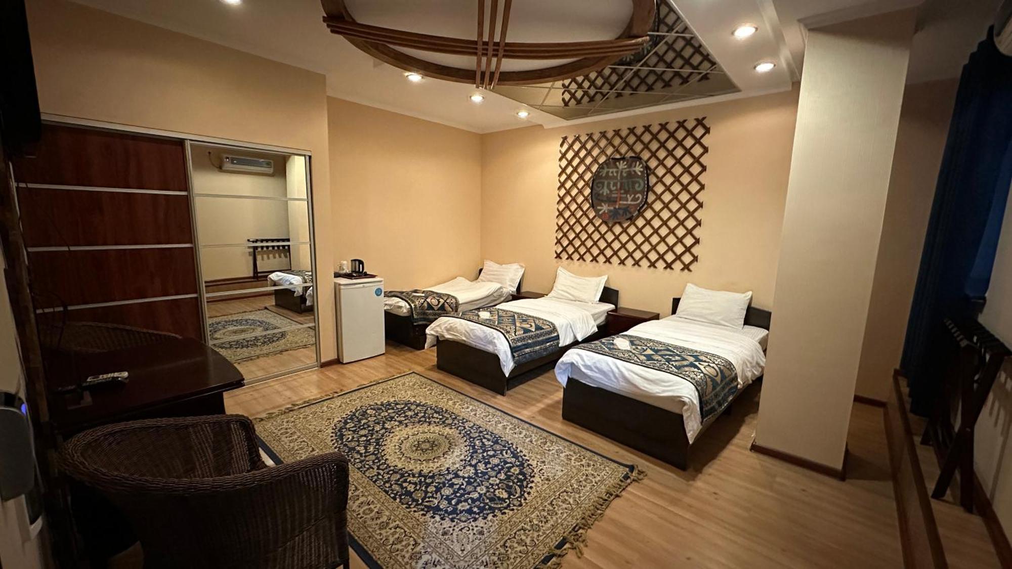Tian-Shan Hotel Biskek Kültér fotó
