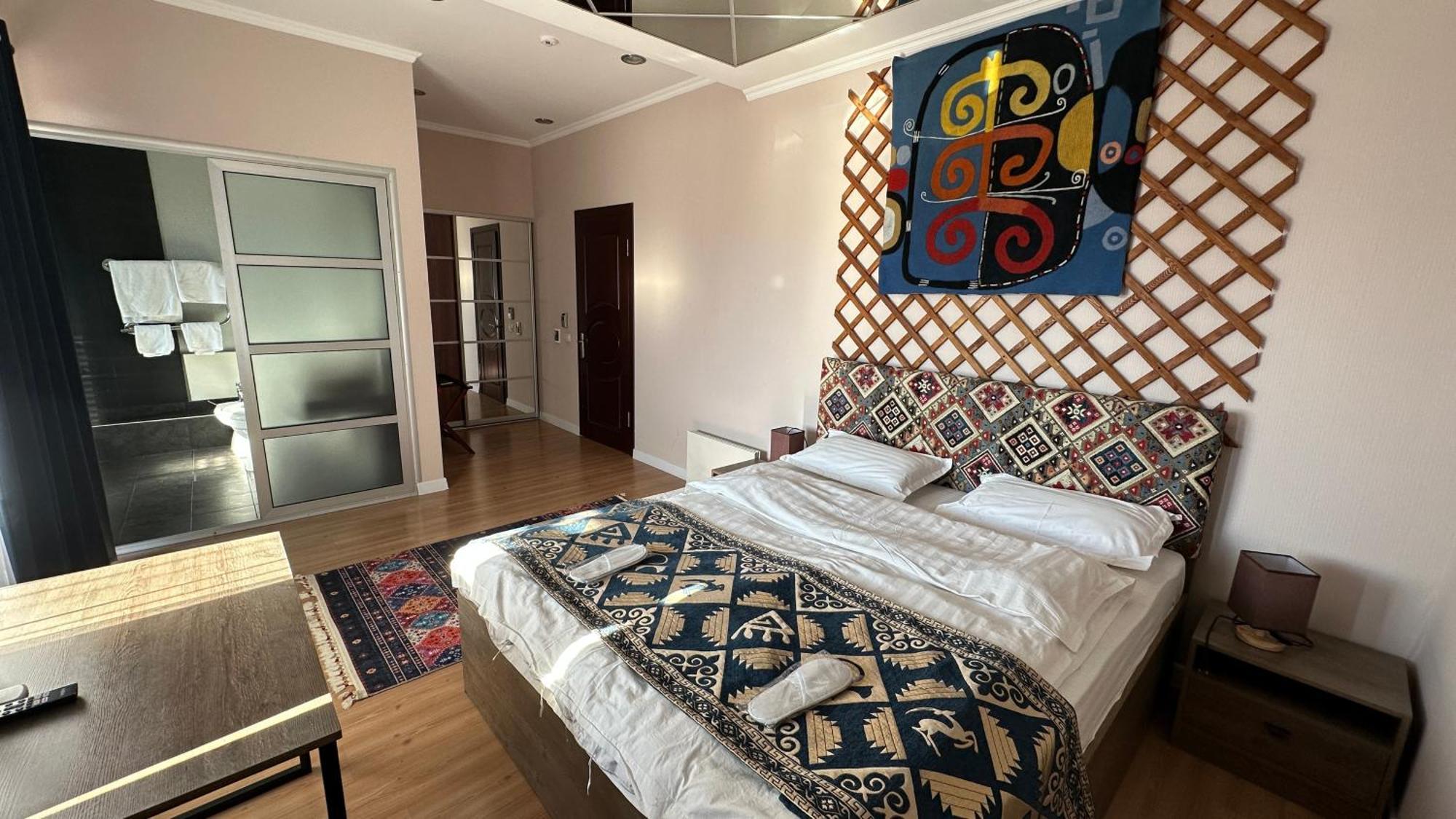 Tian-Shan Hotel Biskek Kültér fotó