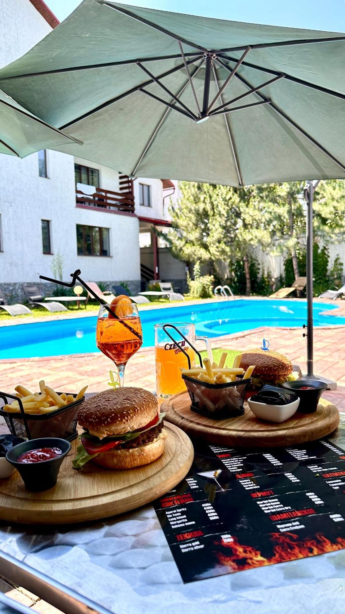 Tian-Shan Hotel Biskek Kültér fotó