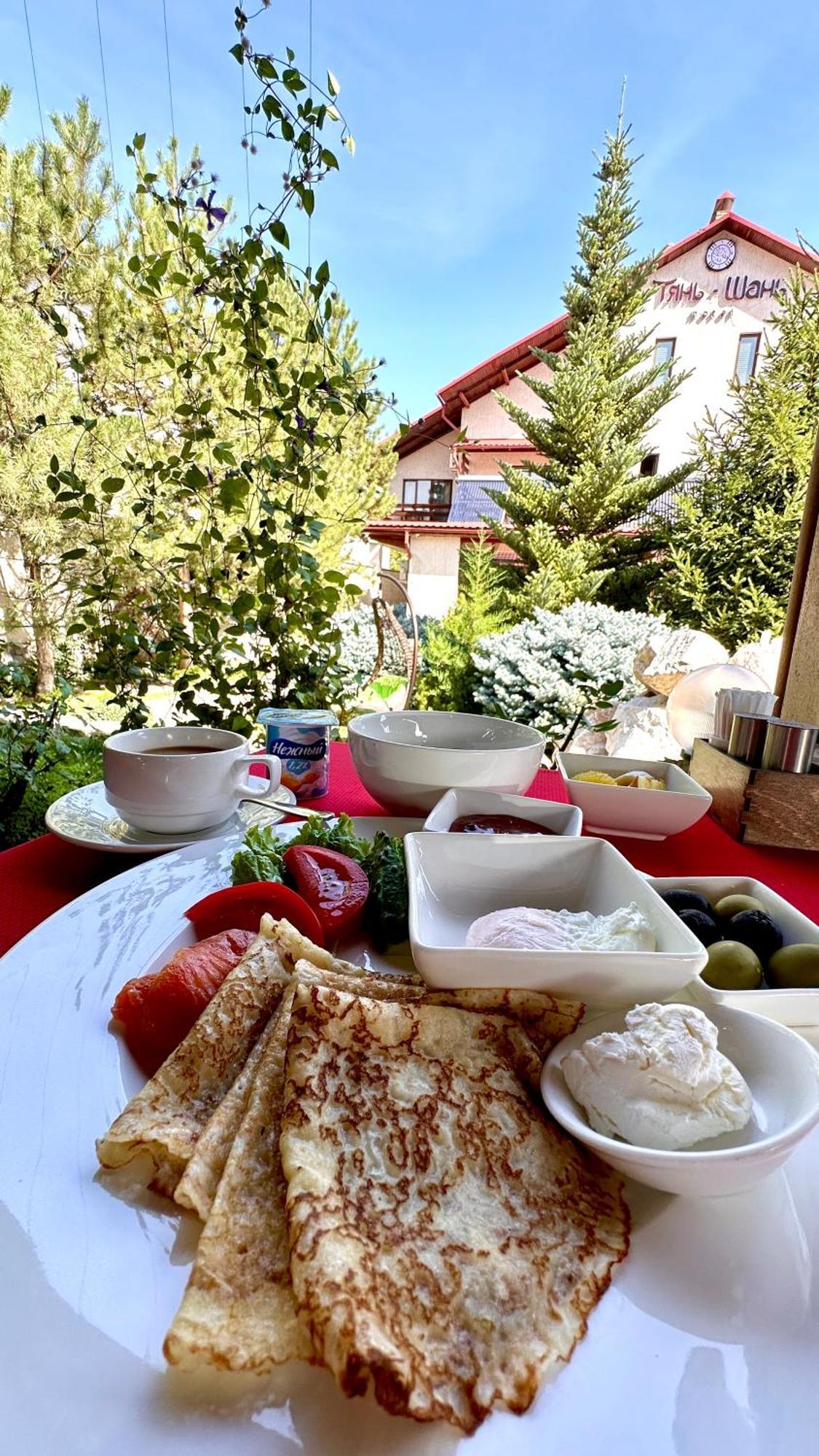 Tian-Shan Hotel Biskek Kültér fotó