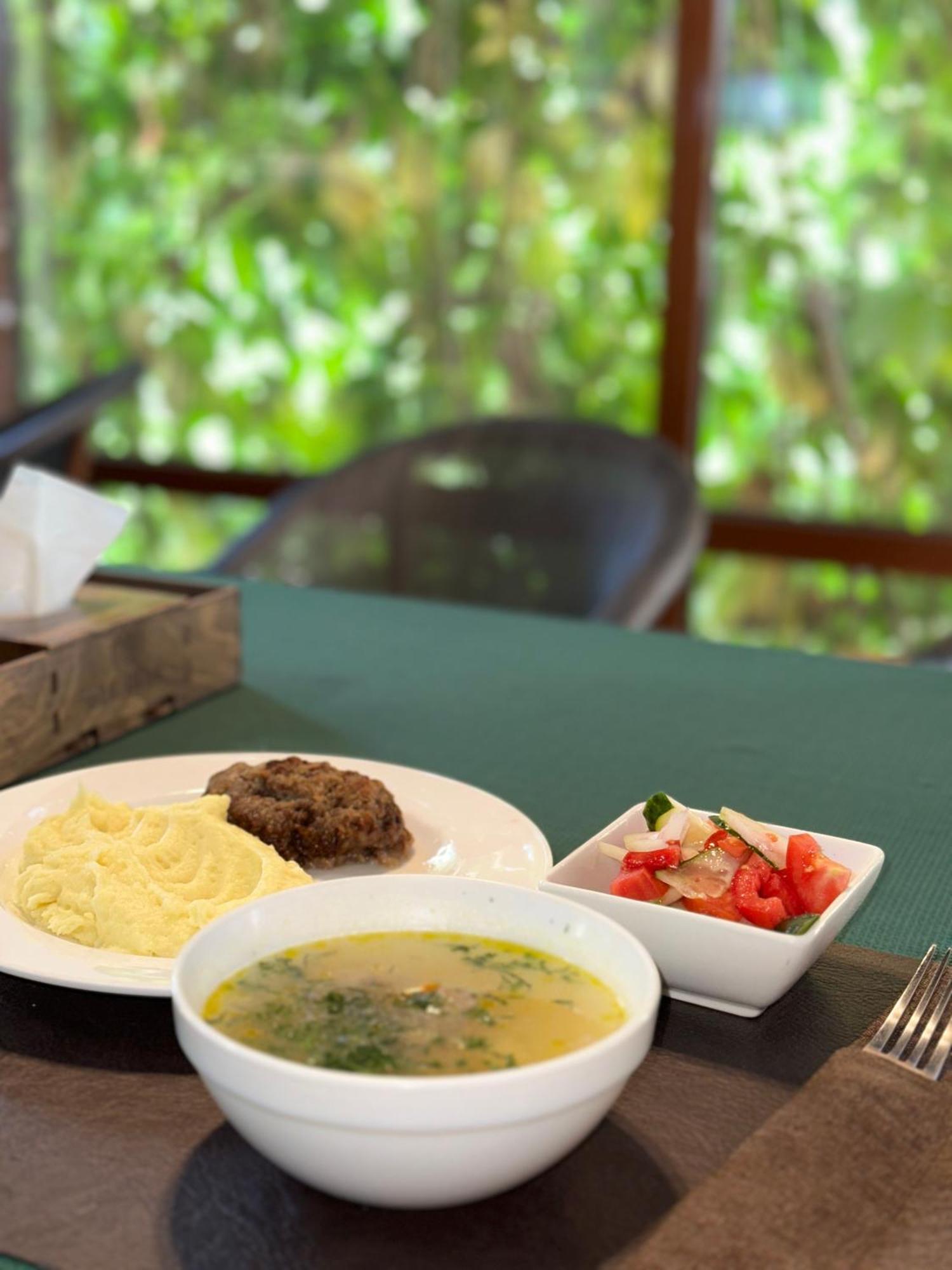 Tian-Shan Hotel Biskek Kültér fotó