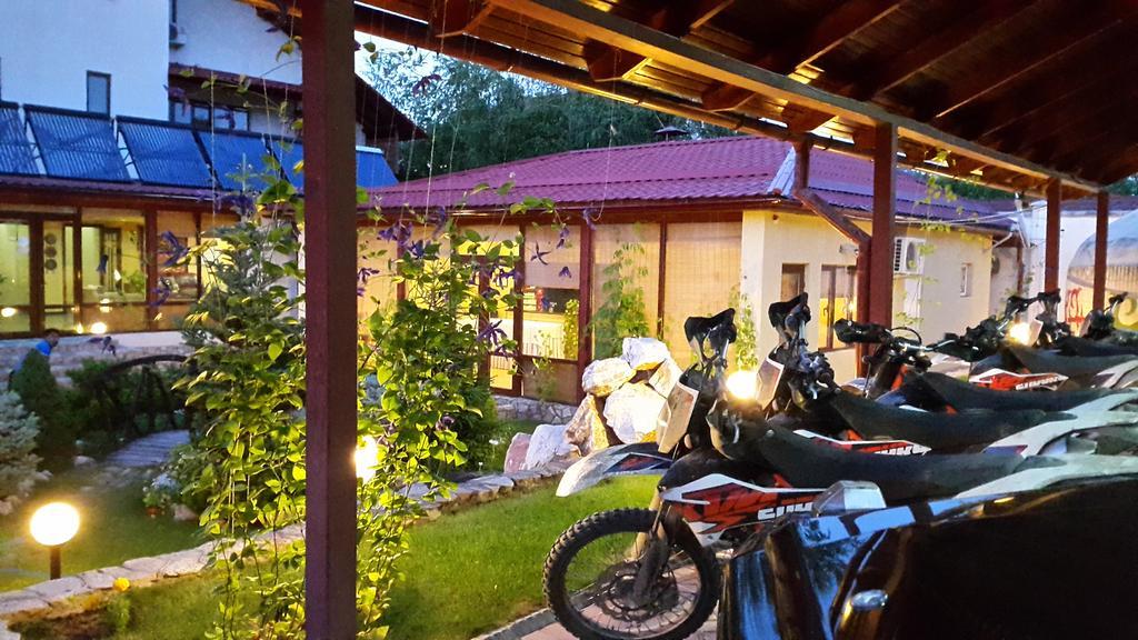 Tian-Shan Hotel Biskek Kültér fotó