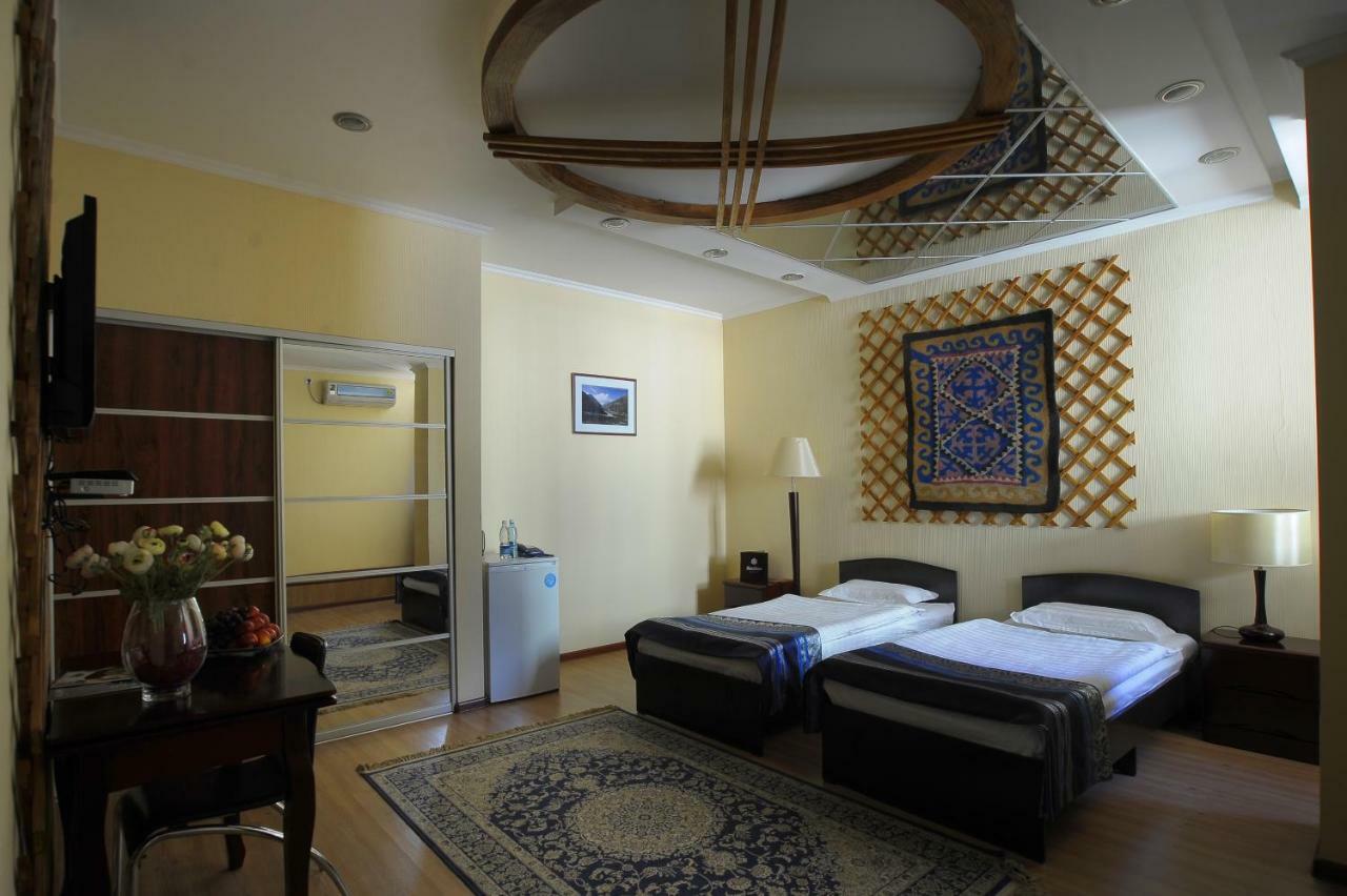 Tian-Shan Hotel Biskek Kültér fotó