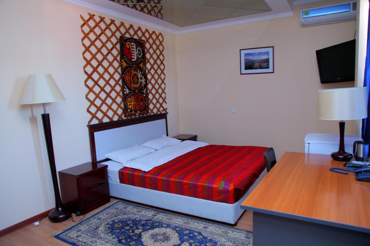 Tian-Shan Hotel Biskek Kültér fotó