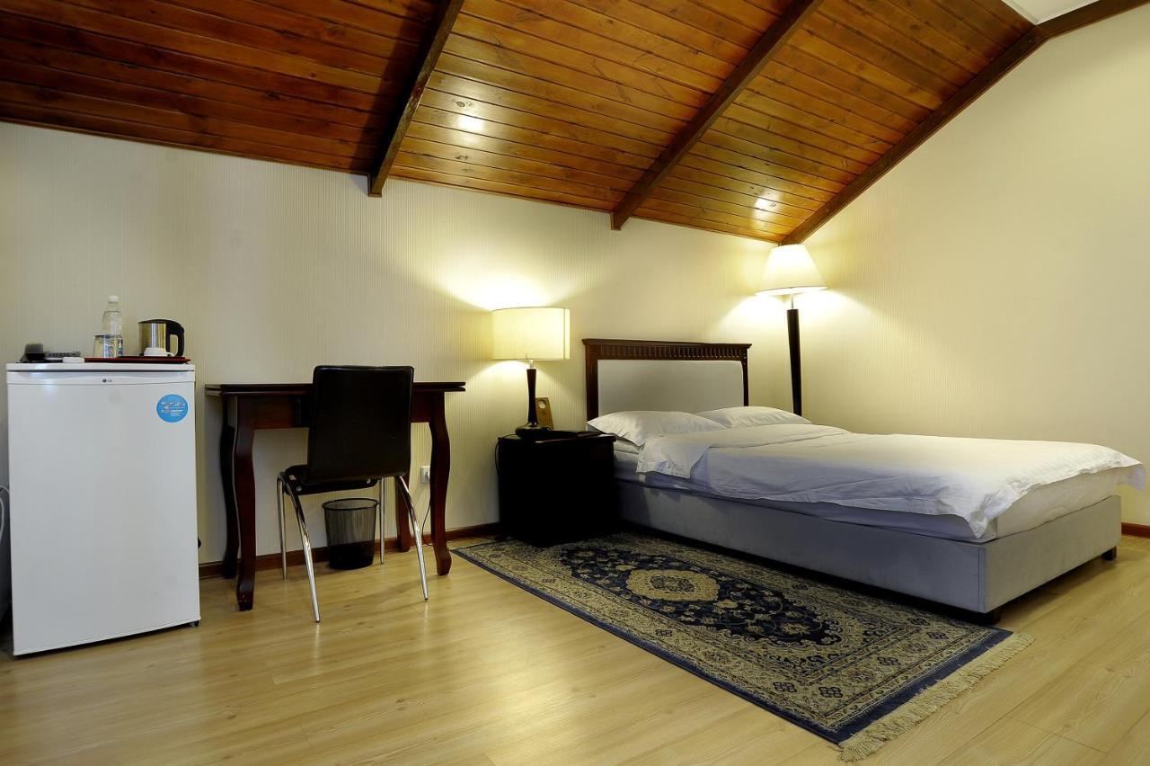 Tian-Shan Hotel Biskek Kültér fotó