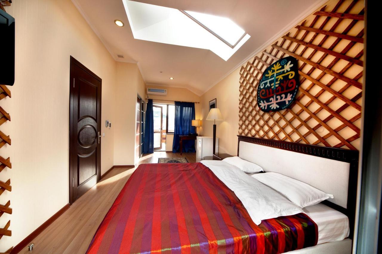 Tian-Shan Hotel Biskek Kültér fotó